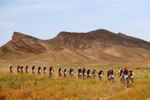 Un grupo de corredores durante la segunda etapa de la Titan Desert. Foto: Titan Desert by Garmin