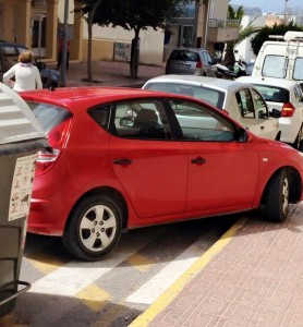 Un vehículo invade la acera y obstaculiza un paso de cebra en Sant Antoni. Fotos: Facebook