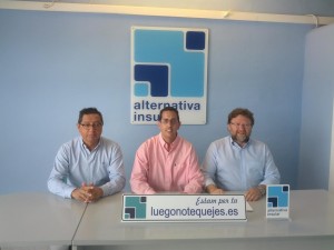 José Anselmo Iribarra (i), Rafael Rodríguez (c) y Vicent Torres (d), en la presentación que ha tenido lugar en el local de Alternativa Insular en Sant Jordi. Foto: V. R. 