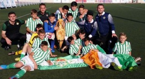 Los jugadores y cuerpo técnico del Betis celebran su triunfo en el Torneo Alevín de Formentera. Foto: Twitter 