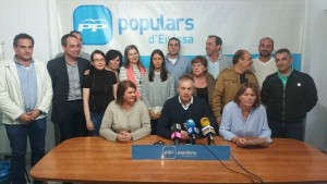 Carmen Domínguez, Vicent Serra y Virginia Marí, junto al resto de los integrantes de la lista del PP a Vila.