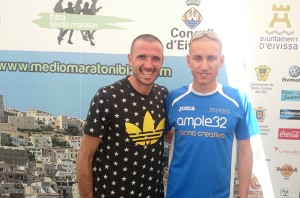 Chema Martínez, junto al corredor ibicenco del Ample32 Adrián Guirado.