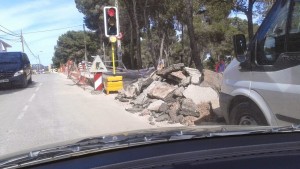 Los socialistas lamentan las molestias ocasionadas por estas obras a los turistas que se desplazan en un coche alquilado. 