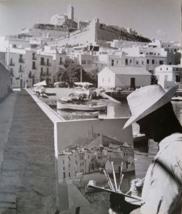 El artista creando una de sus obras con Dalt Vila como protagonista. 