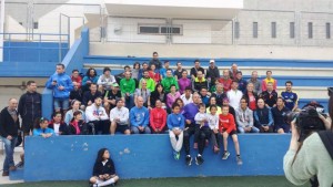 Chema Martínez posa con el grupo de atletas en el entrenamiento efectuado esta tarde en Can Misses.