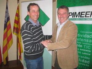 El presidente saliente, Joan Tur Ripoll, junto al nuevo máximo representante de Pimeef, Alfonso Rojo. Foto: PImeef