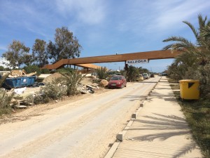 La pasarela de madera construida por Matutes para unir sus hoteles de Platja d'en Bossa vista desde el acceso a la playa. Foto: L. A.