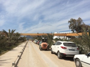 La pasarela de madera construida por Matutes para unir sus hoteles de Platja d'en Bossa, vista desde la playa. Foto: L. A.