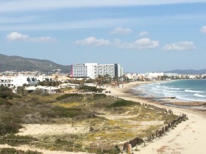 La costa totalmente edificada de Platja d'en Bossa. 