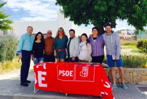 José Tur 'Cires', al costat de Vicent Torres i diversos integrants de la candidatura del PSOE a Sant Antoni.