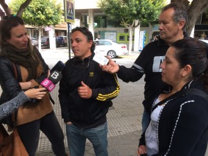 El portavoz José Luis Ruiz comparece ante los medios frente a la sede de Bankia y junto a Inés Pérez Torres, una afectada. Foto: L.A.