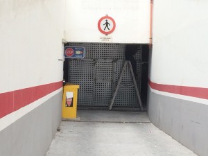 Al aparcamiento se le han instalado puertas.