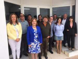 Los candidatos de Alternativa Insular en la puerta de su sede en Sant Jordi. Foto: L. A.