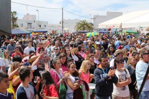 Público en una jornada festiva en Formentera.