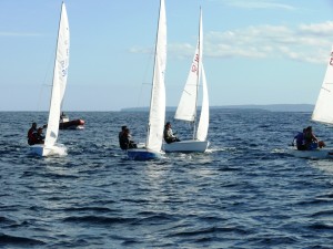 Una competición de la clase Snipe disputada en aguas de Platja d'en Bossa.