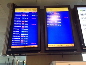 Las pantallas del aeropuerto que esta mañana informan sobre la cancelación de los vuelos de Ryanair,