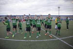 Los jugadores del Sant Jordi celebran el triunfo con el público. Foto: Fútbol Pitiuso