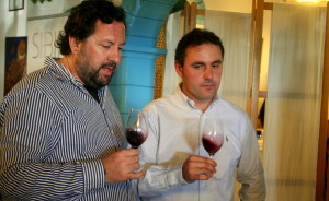 Javier Escandell, organizador de Viniterraneus, prueba un vino con uno de los representantes de las bodegas participantes