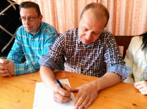 Juanjo Ferrer firma el Código Ético de la formación. Foto: Pi-Eivissa