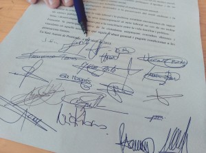 Las firmas del Código Ético. 