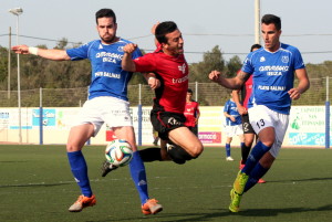 Yeste ha visto la segunda amarilla por este penalti sobre Micaló