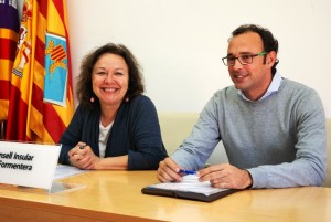 Rosa Castells, coordinadora de Formentera 2.0, i Carles Bernús, gerent de Turisme de Formentera, durant la presentació.