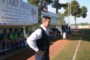 Vicente Román, entrenador del San Rafael, antes del inicio del partido.