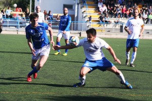 Manolo lucha por el balón con un centrocampista del conjunto mallorquín.