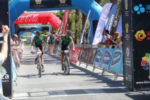 Luis Leao Pinto y Pedro Romero, los vencedores de la primera etapa de la Vuelta a Ibiza en BTT. Fotos: C. V.