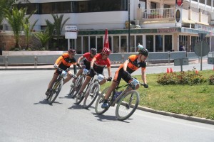 Cuatro corredores afrontan los últimos metros del recorrido entre Eivissa y Sant Antoni.