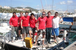 Los tripulantes del Zas Sailing una vez atracados en el Club Nàutic Sant Antoni.