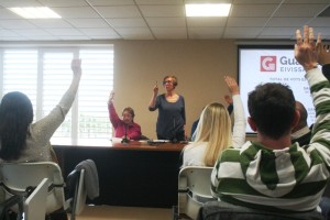 Una de las votaciones durante el pleno extraordinario de Guanyem Eivissa en el Recinto Ferial. Fotos: C. V.