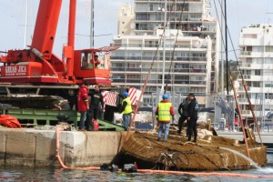 El 'Hasta luego', una embarcación de 15 metros de eslora, es izada a la superficie. Fotos: C. V. 