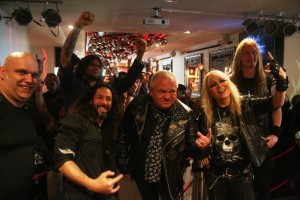 Blaze, Leo Jiménez, Matías, Udo, Doro y Mark posan para los fotógrafos en el Hard Rock Café. Fotos: C. V.