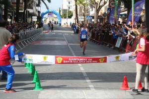 Adrián Guirado cruza la línea de meta en solitario en el Passeig de s'Alamera. Fotos: C. V.