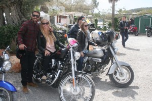 Dos parejas junto a sus Harley Davison en la concentración Ibiza Motera. Fotos: C. V.