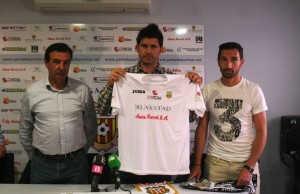 José Luis Garzón, con la camiseta de la Peña, entre Juanito Marí y Raúl Casañ.