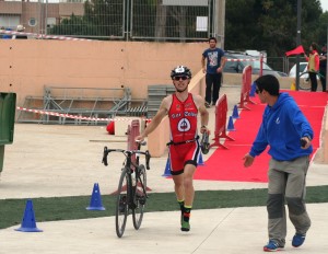 Cardona, en el momento de finalizar el tramo ciclista.