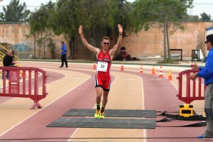 Jordi Cardona a su llegada a la línea de meta en la pista de atletismo de Can Misses. Fotos: C. V.