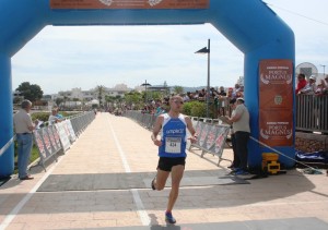 Adrián Guirado entra en línea de meta tras imponerse en la VII Cursa Portus Magnus. Fotos: C. V.