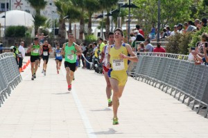 Varios corredores afrontan los últimos metros de la carrera absoluta de tres kilómetros.