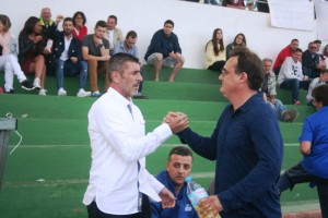 Vicente Román y Mario Ormaechea se saludan antes del inicio del derbi. Fotos: C. V.