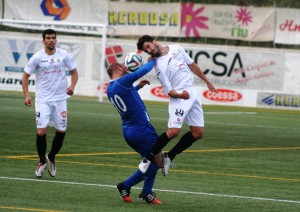 De Pablos y Rafa pugnan por el balón en una acción del derbi disputado en Santa Eulària.