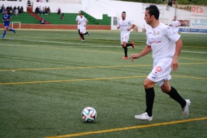 Piquero conduce el balón durante la primera parte del encuentro ante el San Rafael.