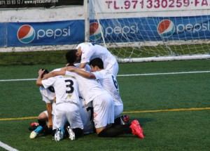 Los jugadores de la Peña celebran el gol de la victoria de Piquero en el minuto 80. Fotos: C. V.