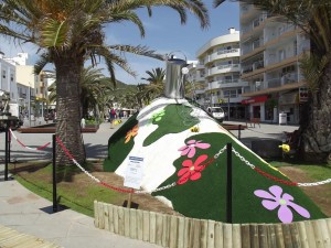 Un dels escenaris de Santa Eulària decorat amb flors.