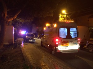 Una ambulancia del 061 y varias patrullas de la Policía Nacional acudieron al lugar de los hechos.