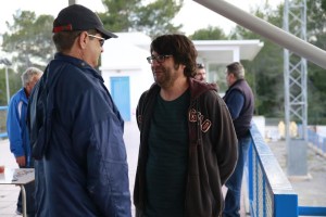 Pepe Vidal habla este sábado con un socio del Ibiza en el campo del San Rafael. Foto: Fútbol Pitiuso