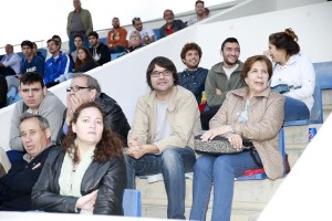 Pepe Vidal, en el centro de la imagen, en la parte inferior del palco de Can Misses. Foto: Fútbol Pitiuso