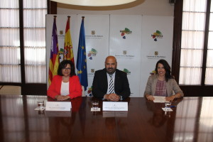 Imagen de la firma del convenio de la cesión de Can Portmany. Foto: Govern balear